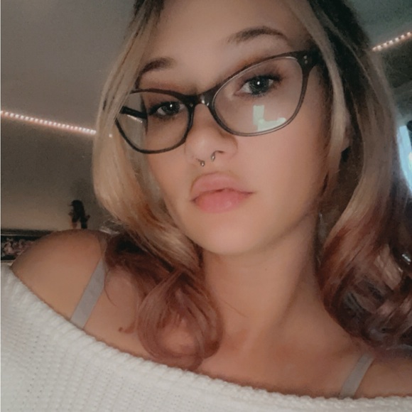 Meet your Posher, Nicole - Picture 1 of 1